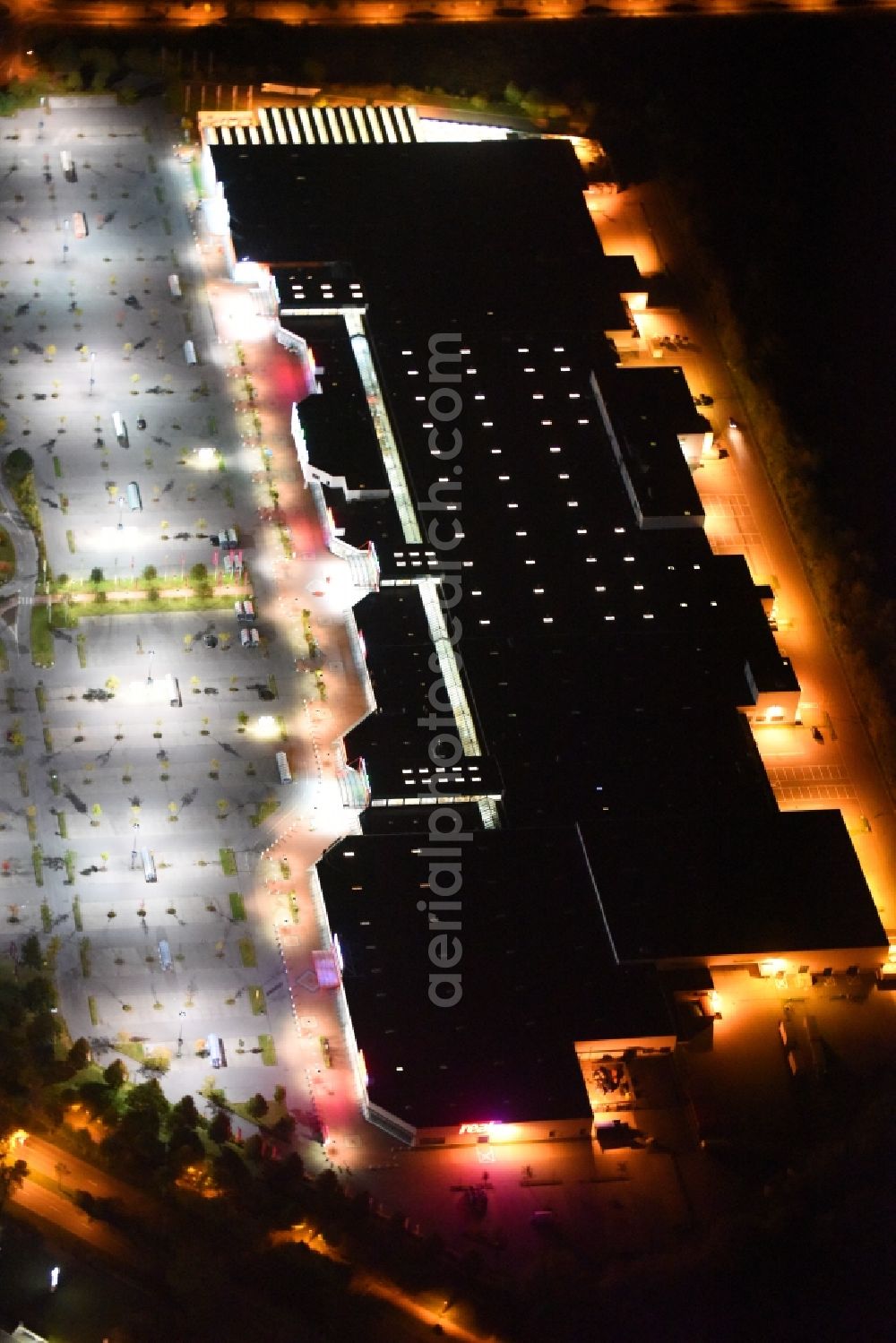 Aerial image at night Neubrandenburg - Night lighting Building of the shopping center Bethanien Center on Mirabellenstrasse in Neubrandenburg in the state Mecklenburg - Western Pomerania, Germany