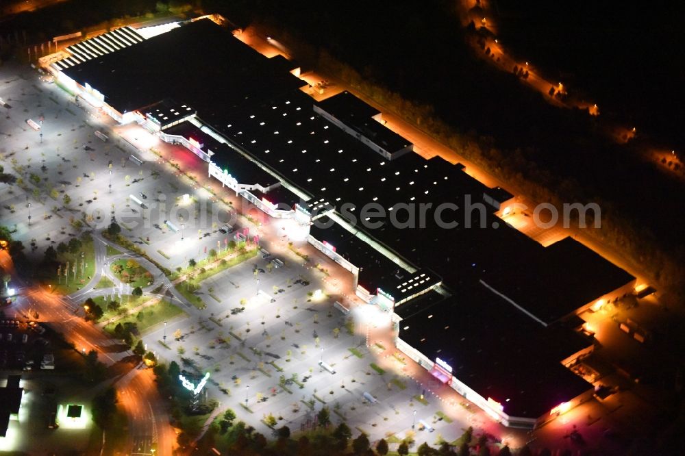 Neubrandenburg at night from the bird perspective: Night lighting Building of the shopping center Bethanien Center on Mirabellenstrasse in Neubrandenburg in the state Mecklenburg - Western Pomerania, Germany