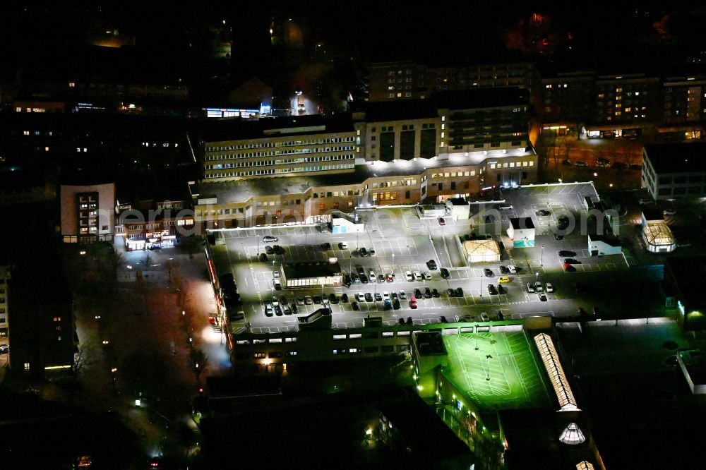 Hamburg at night from the bird perspective: Night lighting building of the shopping center Billstedt-Center on Moellner Landstrasse in the district Billstedt in Hamburg, Germany