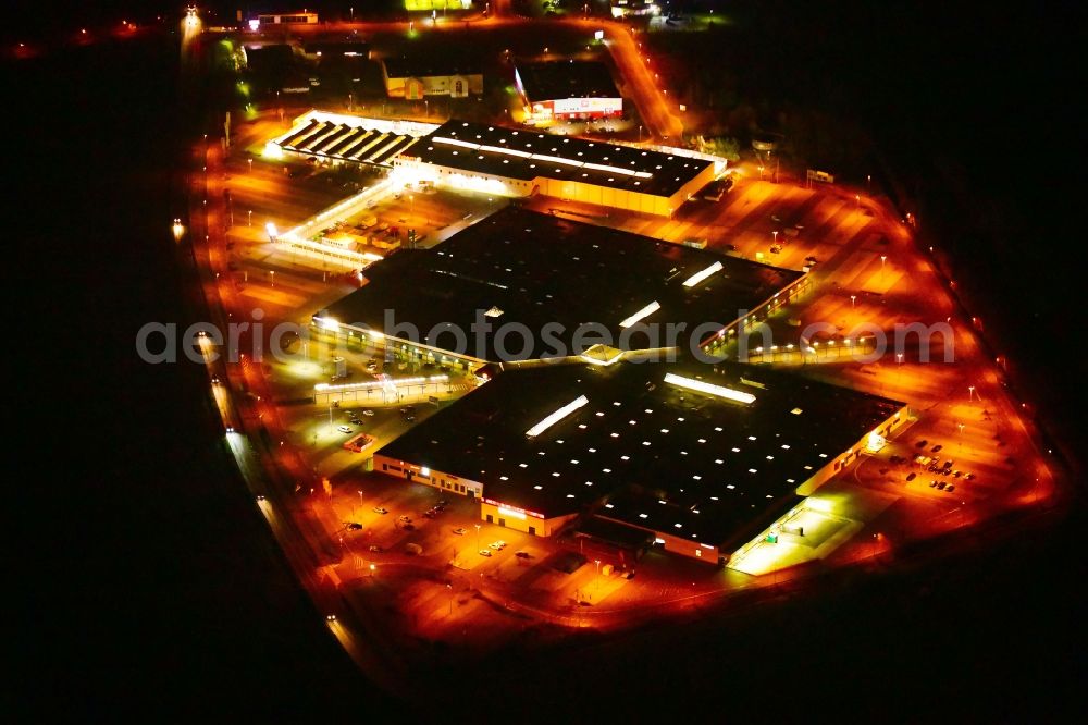 Brandenburg an der Havel at night from the bird perspective: Night lighting building of the shopping center Brondenburger Einkaufszentrum Wust An of Bundesstrasse in Wust in the state Brandenburg, Germany