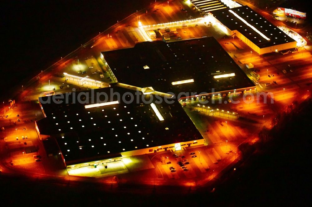 Aerial photograph at night Brandenburg an der Havel - Night lighting building of the shopping center Brondenburger Einkaufszentrum Wust An of Bundesstrasse in Wust in the state Brandenburg, Germany