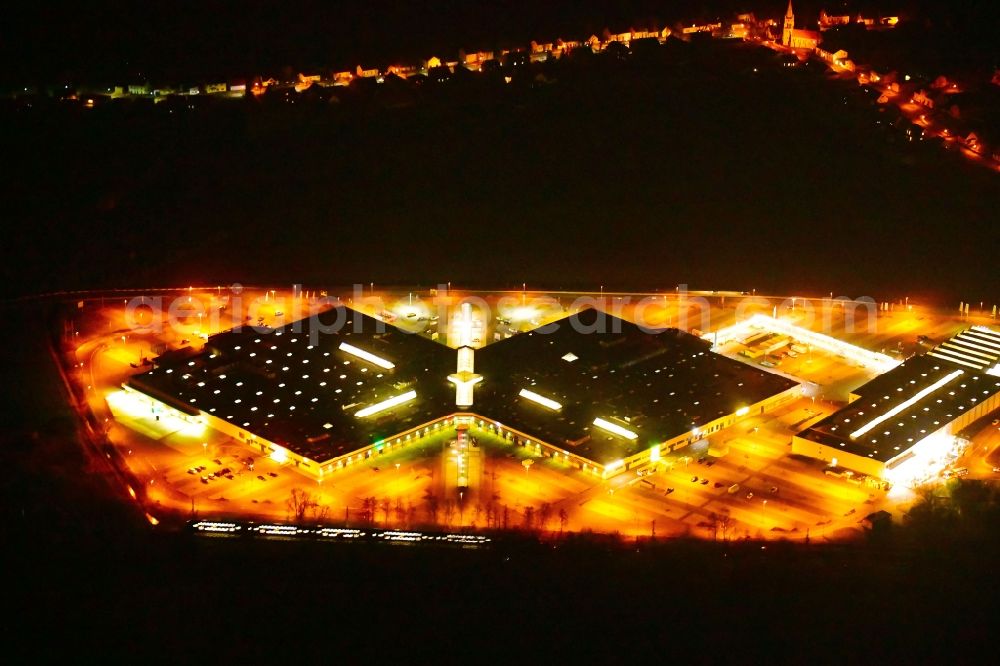 Aerial image at night Brandenburg an der Havel - Night lighting building of the shopping center Brondenburger Einkaufszentrum Wust An of Bundesstrasse in Wust in the state Brandenburg, Germany