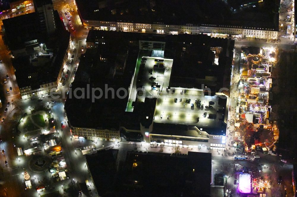 Fürth at night from the bird perspective: Night lighting Building of the shopping center CARRE Fuerther Freiheit in Fuerth in the state Bavaria, Germany