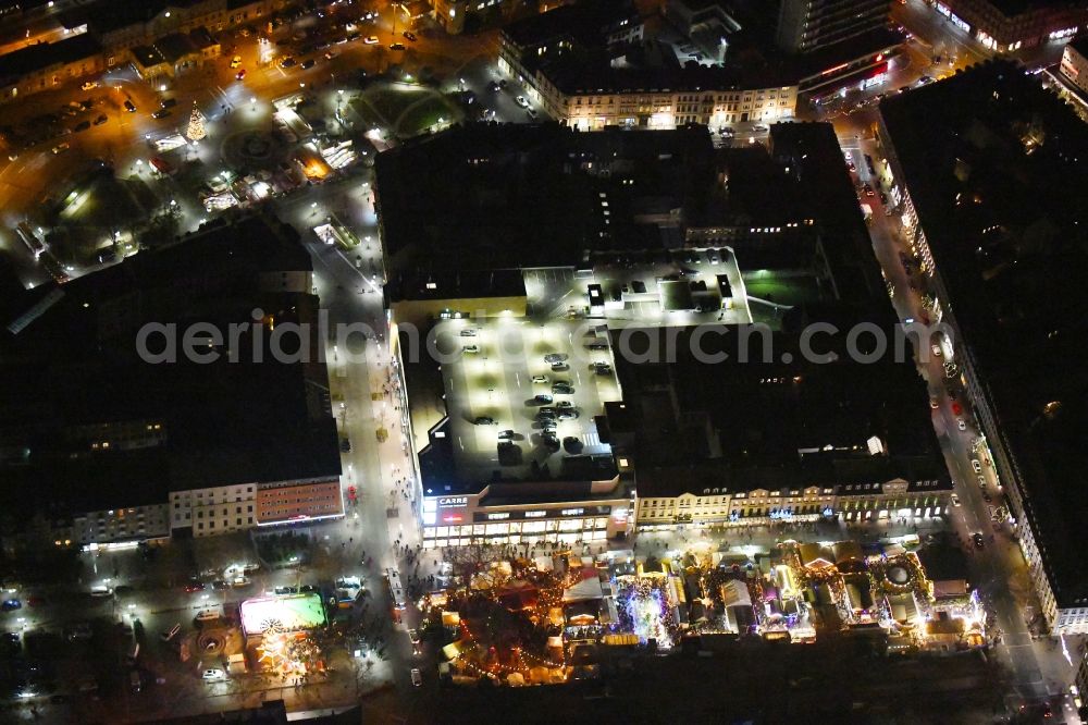 Fürth at night from the bird perspective: Night lighting Building of the shopping center CARRE Fuerther Freiheit in Fuerth in the state Bavaria, Germany