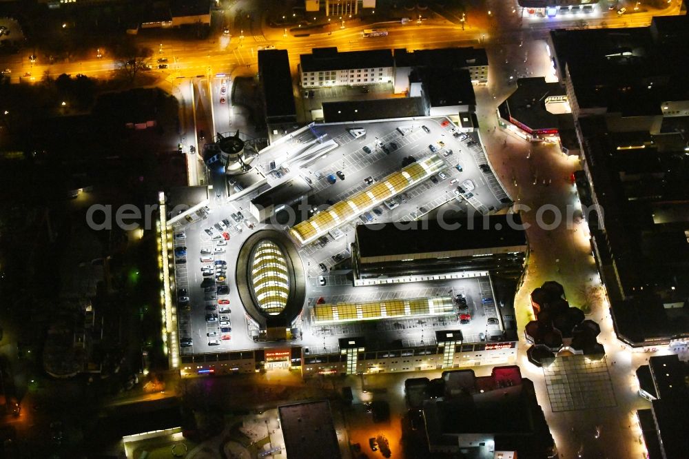 Wolfsburg at night from above - Night lighting shopping center City-Galerie Wolfsburg on Porschestrasse in the district Stadtmitte in Wolfsburg in the state Lower Saxony, Germany