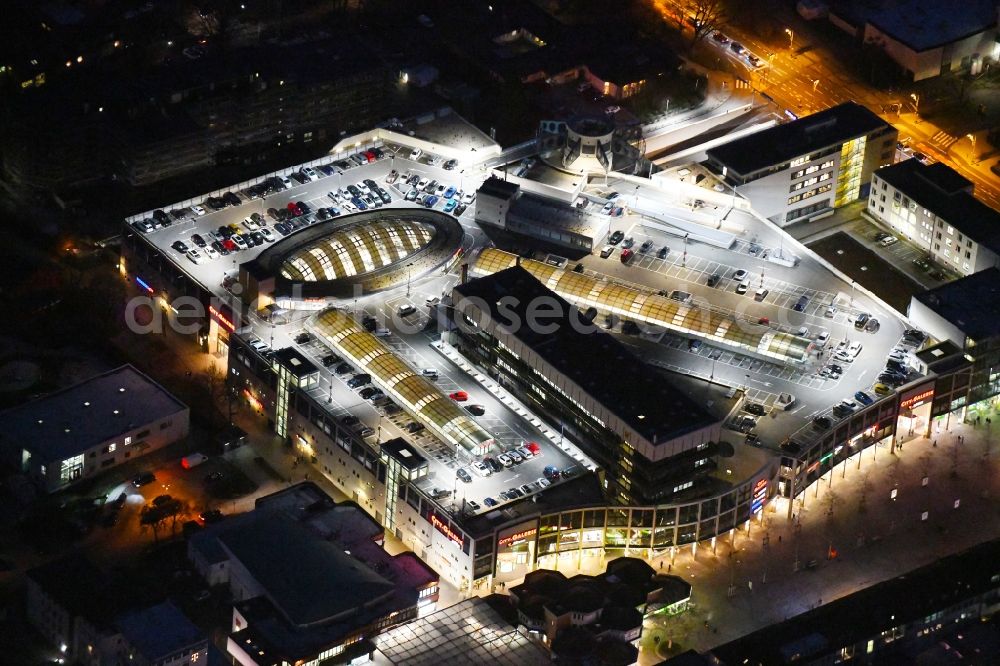 Wolfsburg at night from the bird perspective: Night lighting Shopping center City-Galerie Wolfsburg on Porschestrasse in the district Stadtmitte in Wolfsburg in the state Lower Saxony, Germany