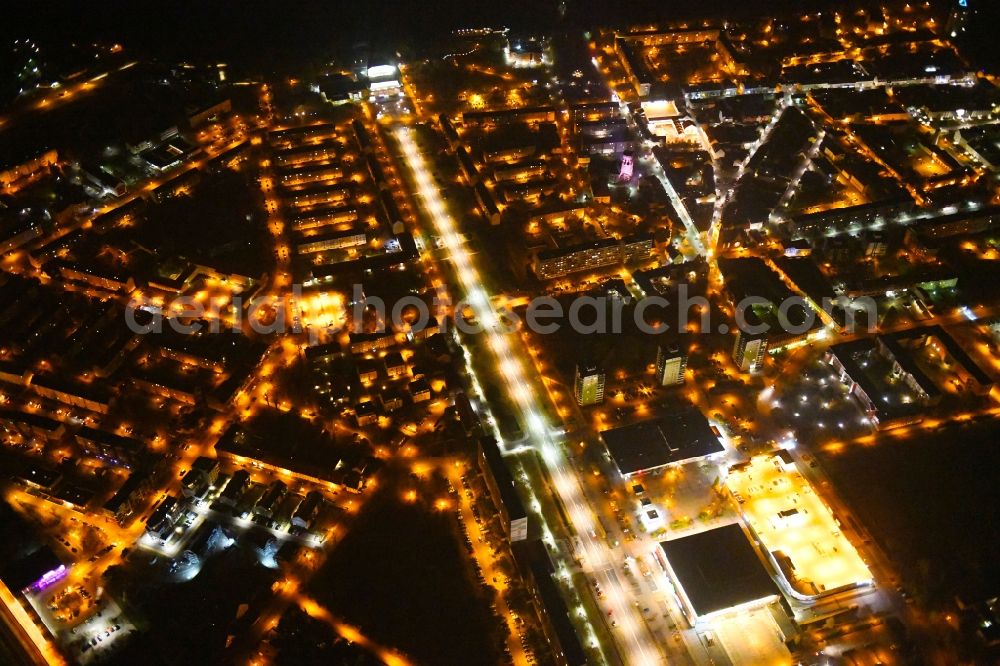 Schwedt/Oder at night from above - Night lighting Building of the shopping center CKS Centrum-Kaufhaus Schwedt in Schwedt/Oder in the state Brandenburg, Germany