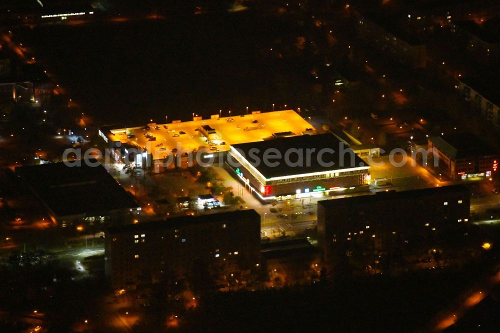 Schwedt/Oder at night from above - Night lighting Building of the shopping center CKS Centrum-Kaufhaus Schwedt in Schwedt/Oder in the state Brandenburg, Germany