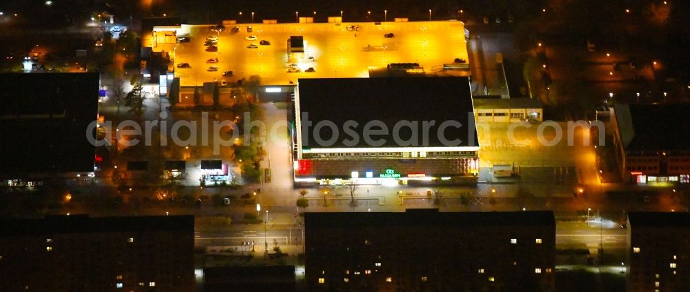 Schwedt/Oder at night from the bird perspective: Night lighting Building of the shopping center CKS Centrum-Kaufhaus Schwedt in Schwedt/Oder in the state Brandenburg, Germany