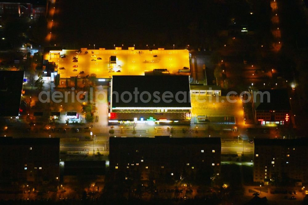 Aerial photograph at night Schwedt/Oder - Night lighting Building of the shopping center CKS Centrum-Kaufhaus Schwedt in Schwedt/Oder in the state Brandenburg, Germany