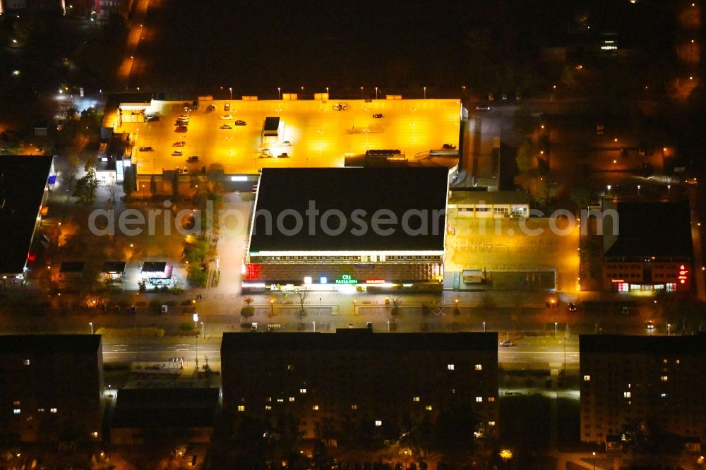 Aerial image at night Schwedt/Oder - Night lighting Building of the shopping center CKS Centrum-Kaufhaus Schwedt in Schwedt/Oder in the state Brandenburg, Germany