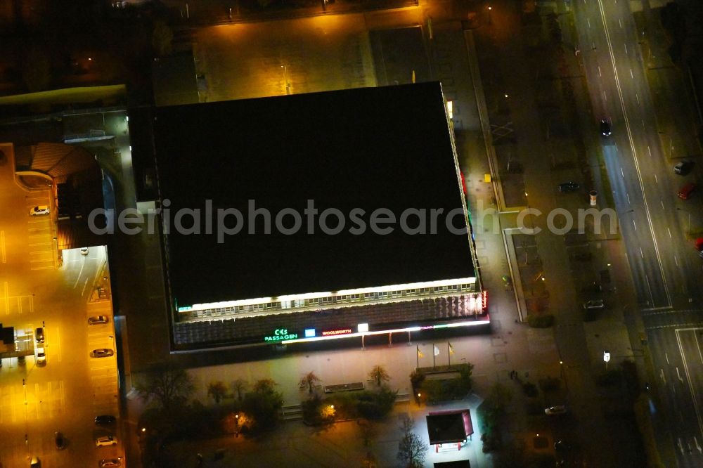 Schwedt/Oder at night from above - Night lighting Building of the shopping center CKS Centrum-Kaufhaus Schwedt in Schwedt/Oder in the state Brandenburg, Germany