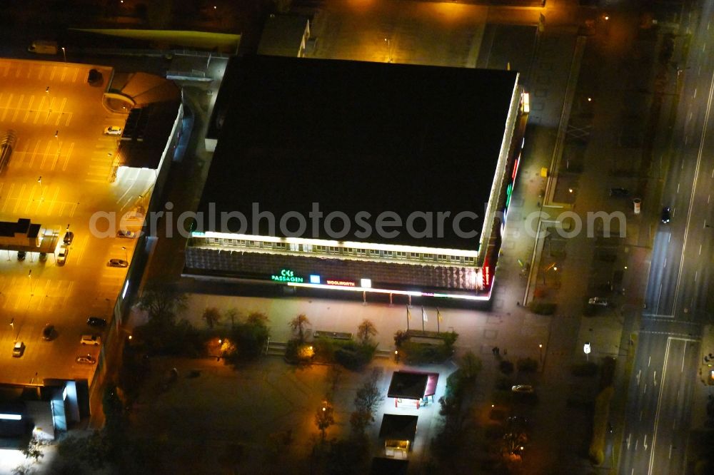 Schwedt/Oder at night from the bird perspective: Night lighting Building of the shopping center CKS Centrum-Kaufhaus Schwedt in Schwedt/Oder in the state Brandenburg, Germany