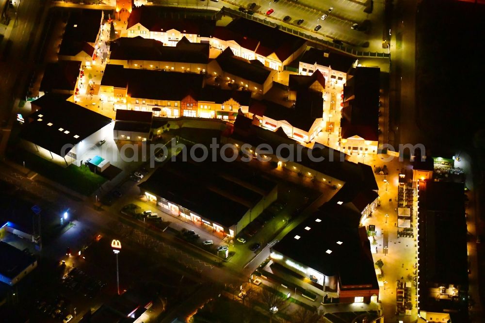 Aerial photograph at night Wustermark - Night lighting building of the shopping center Designer Outlet Berlin in Wustermark in the state Brandenburg, Germany