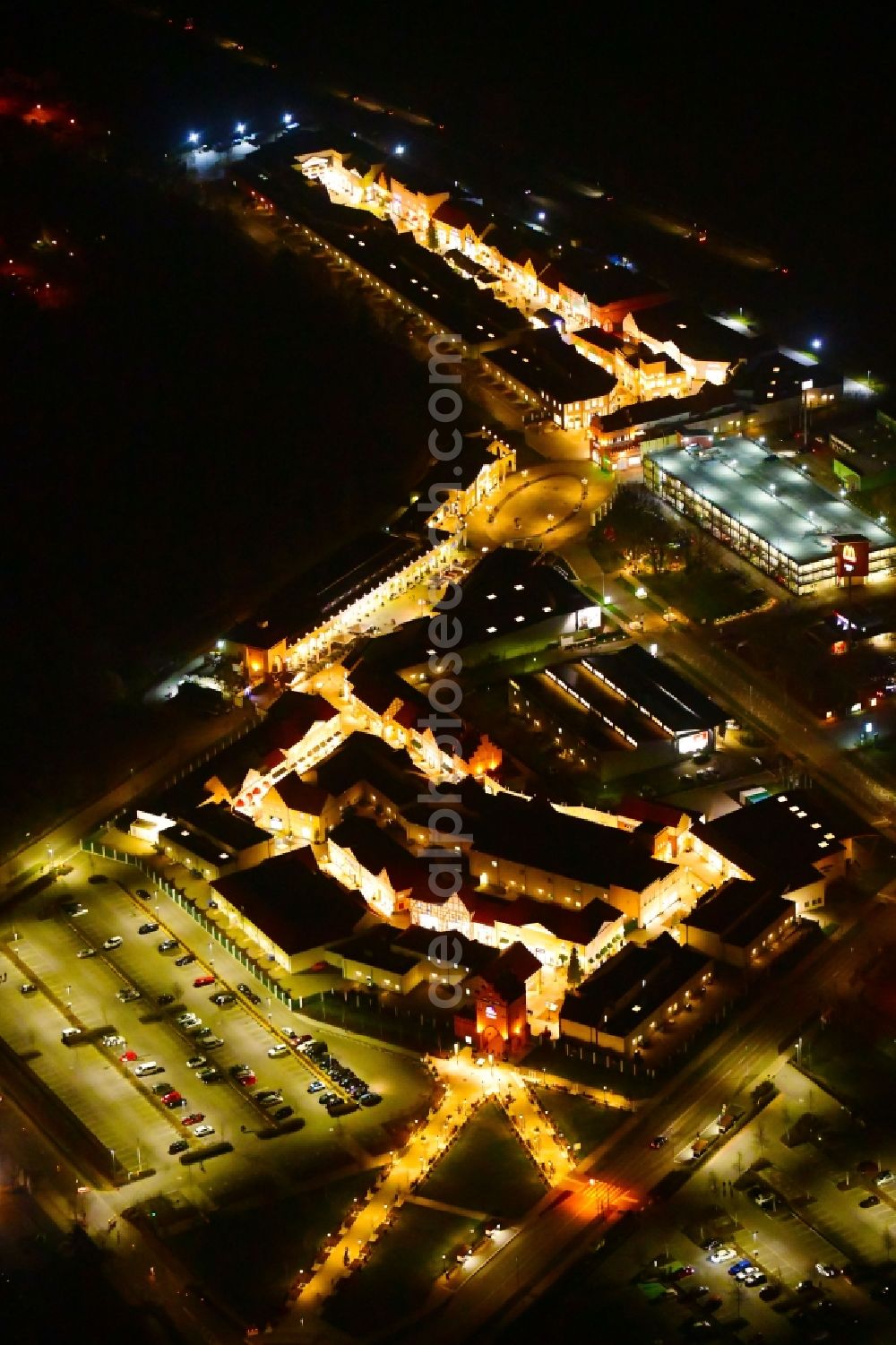 Aerial photograph at night Wustermark - Night lighting building of the shopping center Designer Outlet Berlin in Wustermark in the state Brandenburg, Germany