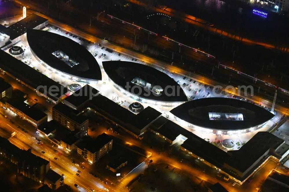 Wolfsburg at night from above - Night lighting Building of the shopping center Designer Outlets Wolfsburg An of Vorburg in the district Stadtmitte in Wolfsburg in the state Lower Saxony, Germany