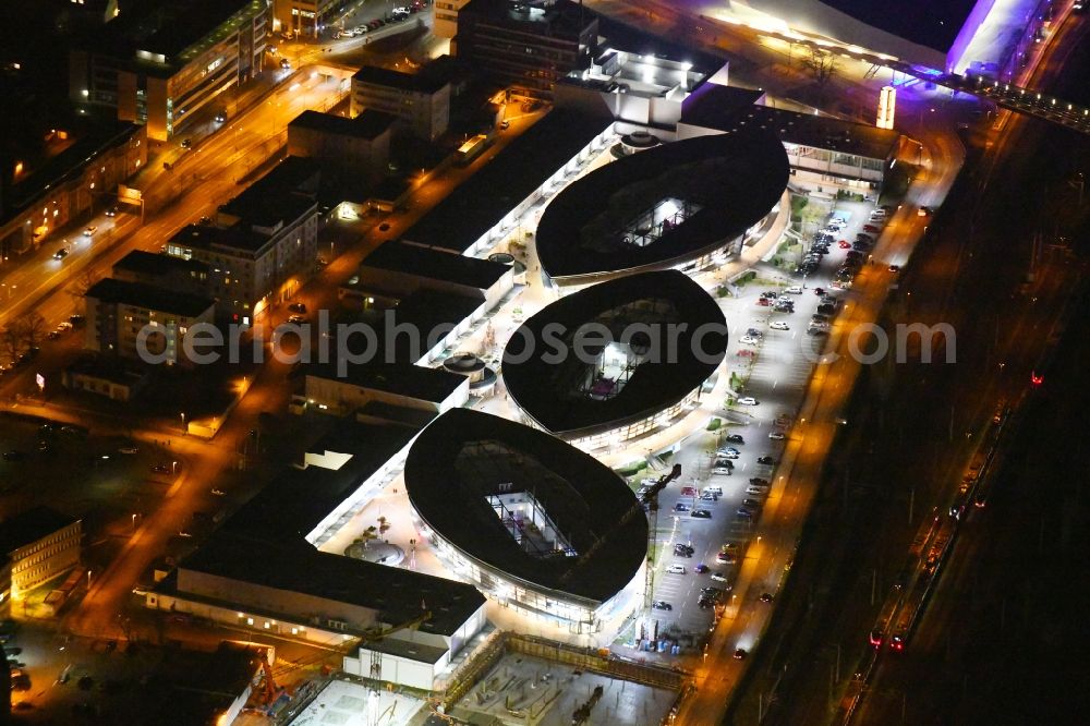 Wolfsburg at night from the bird perspective: Night lighting Building of the shopping center Designer Outlets Wolfsburg An of Vorburg in the district Stadtmitte in Wolfsburg in the state Lower Saxony, Germany