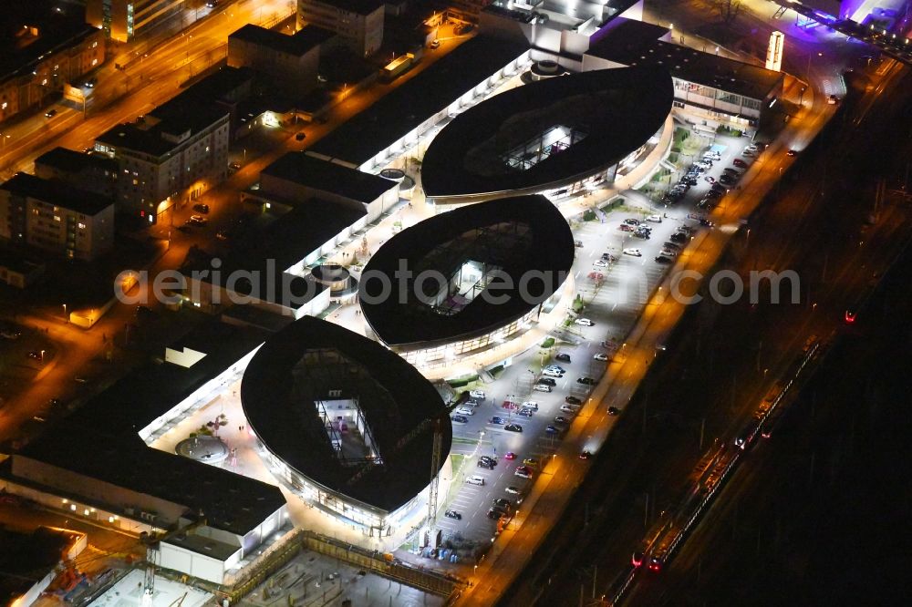 Aerial photograph at night Wolfsburg - Night lighting Building of the shopping center Designer Outlets Wolfsburg An of Vorburg in the district Stadtmitte in Wolfsburg in the state Lower Saxony, Germany