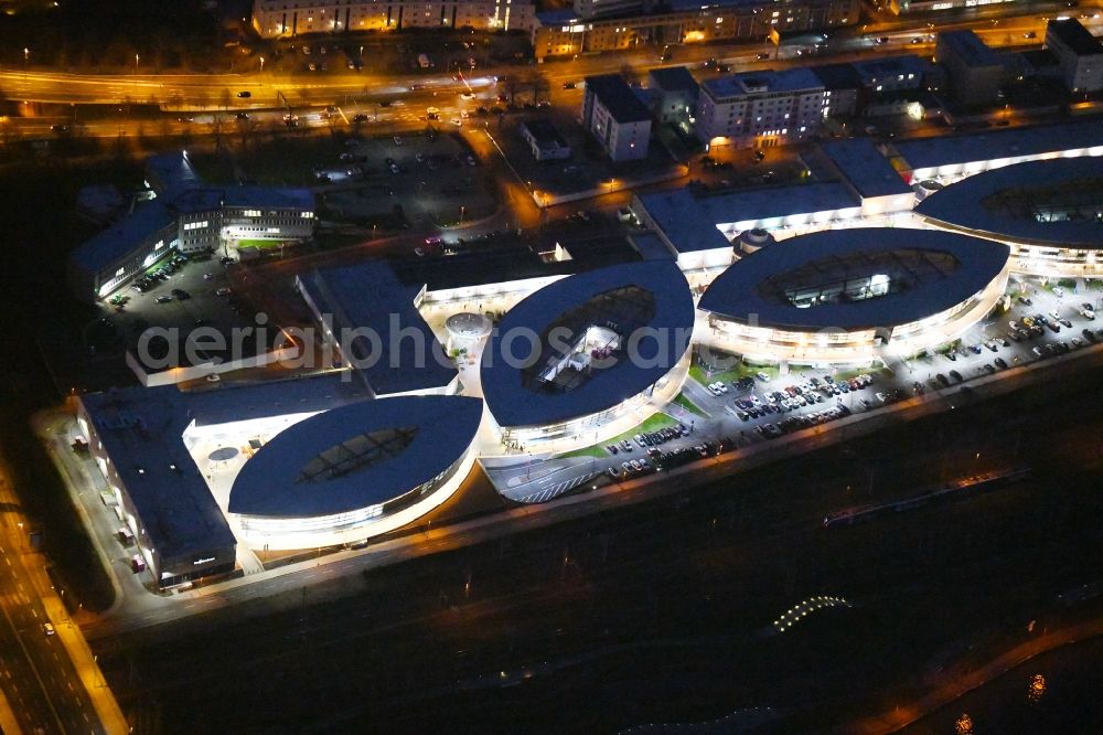 Aerial photograph at night Wolfsburg - Night lighting Building of the shopping center Designer Outlets Wolfsburg An of Vorburg in the district Stadtmitte in Wolfsburg in the state Lower Saxony, Germany