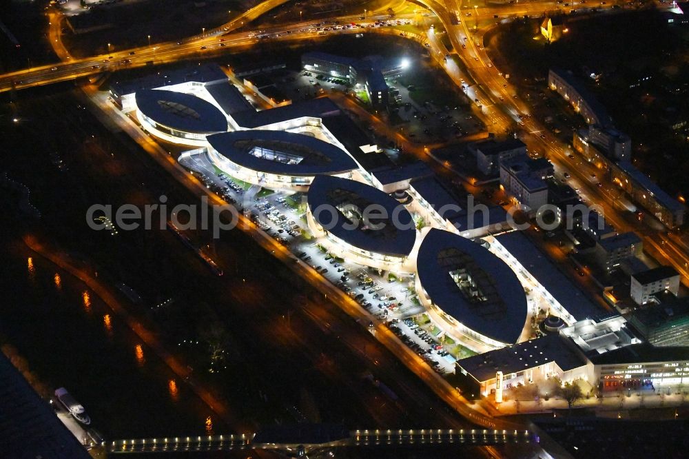 Wolfsburg at night from above - Night lighting Building of the shopping center Designer Outlets Wolfsburg An of Vorburg in the district Stadtmitte in Wolfsburg in the state Lower Saxony, Germany