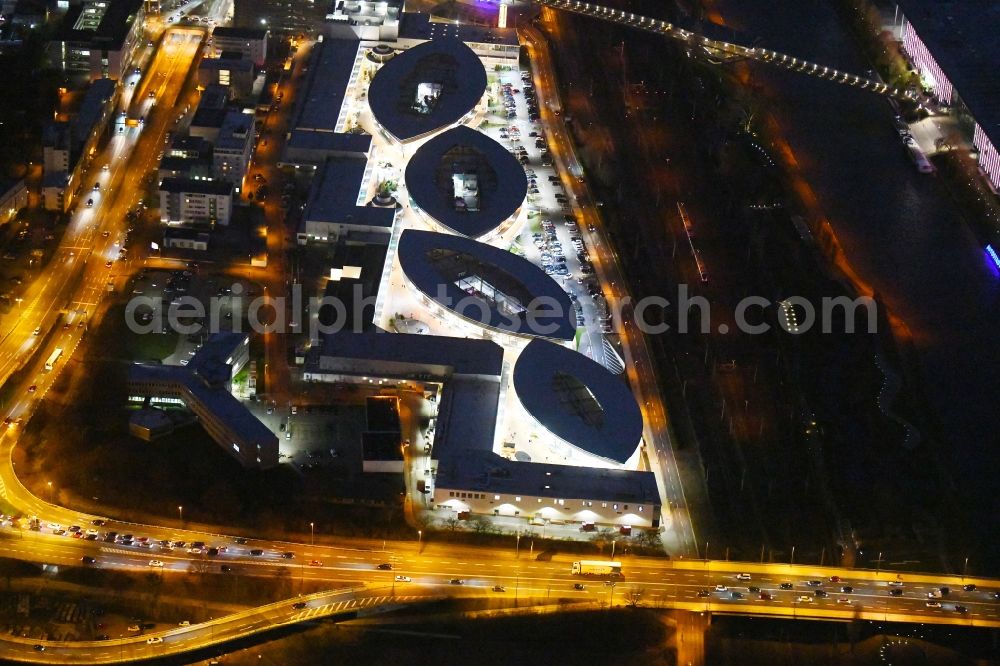 Wolfsburg at night from above - Night lighting Building of the shopping center Designer Outlets Wolfsburg An of Vorburg in the district Stadtmitte in Wolfsburg in the state Lower Saxony, Germany