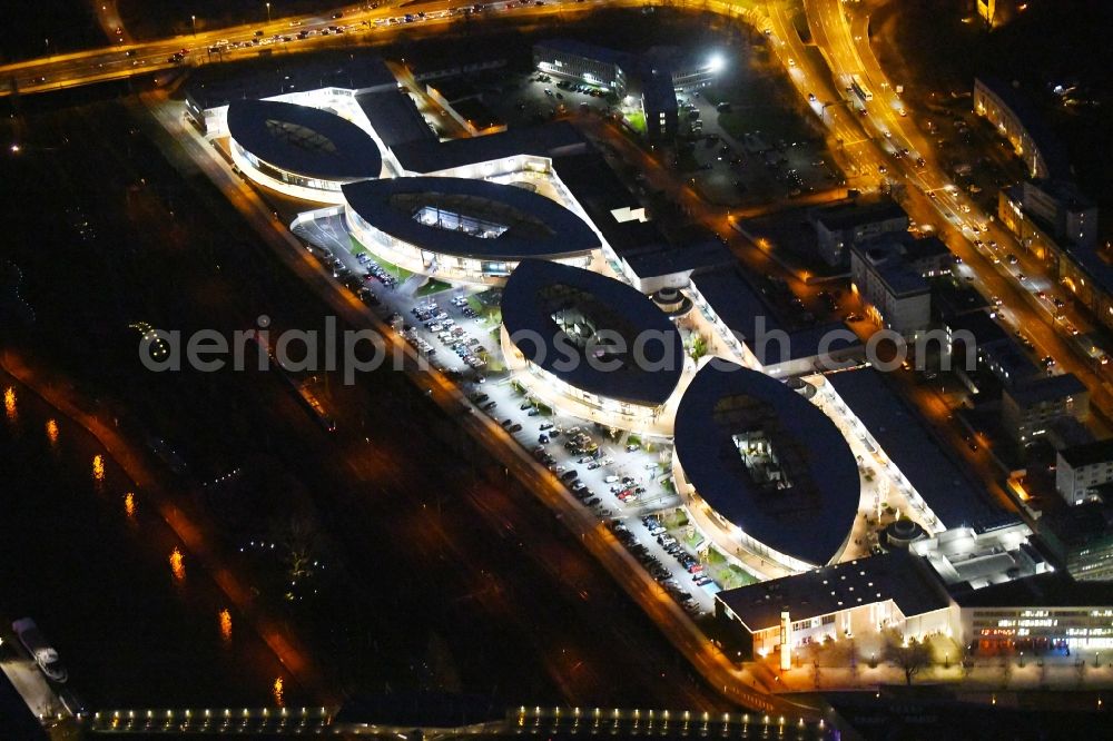 Wolfsburg at night from above - Night lighting Building of the shopping center Designer Outlets Wolfsburg An of Vorburg in the district Stadtmitte in Wolfsburg in the state Lower Saxony, Germany