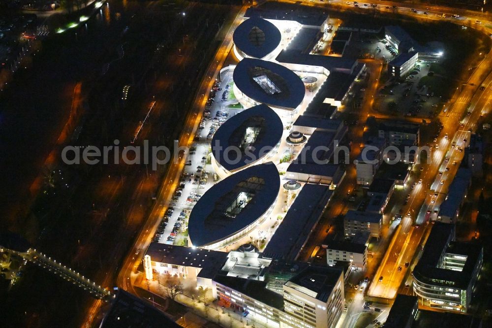 Wolfsburg at night from the bird perspective: Night lighting Building of the shopping center Designer Outlets Wolfsburg An of Vorburg in the district Stadtmitte in Wolfsburg in the state Lower Saxony, Germany