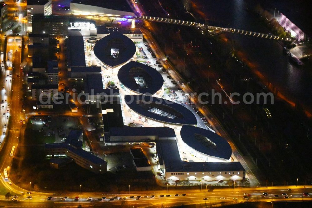 Wolfsburg at night from above - Night lighting Building of the shopping center Designer Outlets Wolfsburg An of Vorburg in the district Stadtmitte in Wolfsburg in the state Lower Saxony, Germany