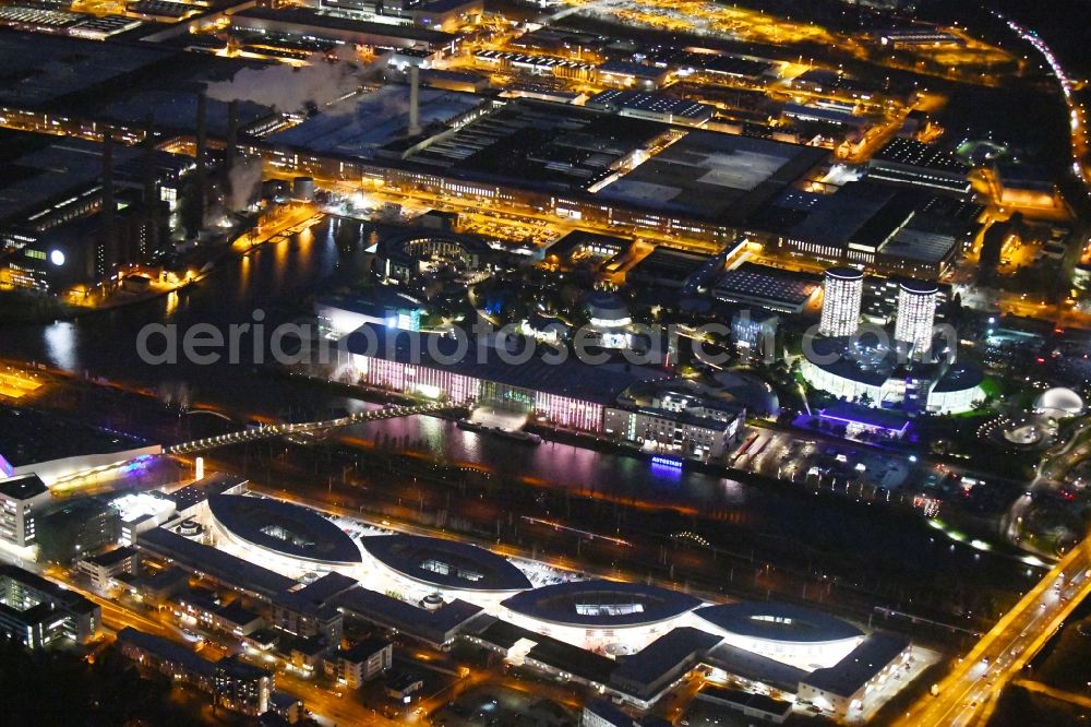 Aerial photograph at night Wolfsburg - Night lighting Building of the shopping center Designer Outlets Wolfsburg An of Vorburg in the district Stadtmitte in Wolfsburg in the state Lower Saxony, Germany