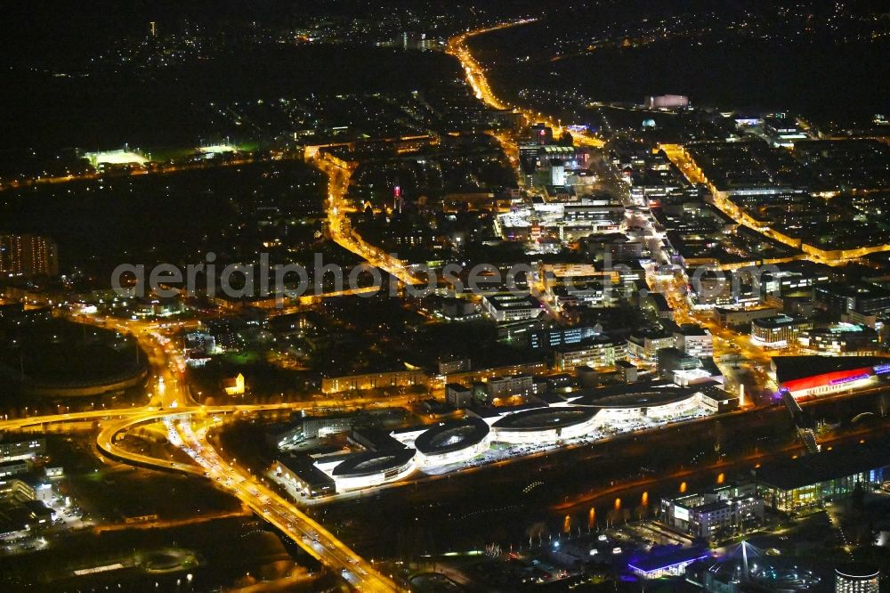 Wolfsburg at night from above - Night lighting Building of the shopping center Designer Outlets Wolfsburg An of Vorburg in the district Stadtmitte in Wolfsburg in the state Lower Saxony, Germany