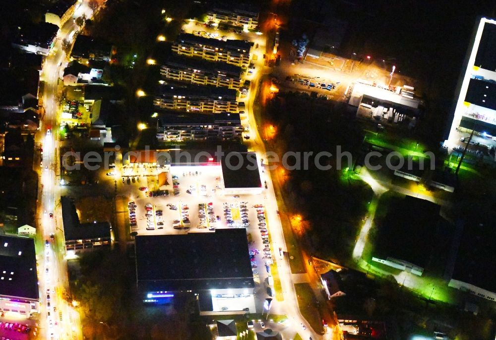 Berlin at night from the bird perspective: Night lighting Building of the shopping center EDEKA Center Brehm and dm-drogerie markt in Berlin, Germany