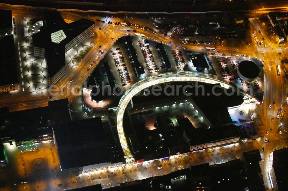 Erlangen at night from the bird perspective: Night lighting Building of the shopping center ERLANGEN ARCADEN in Erlangen in the state Bavaria, Germany