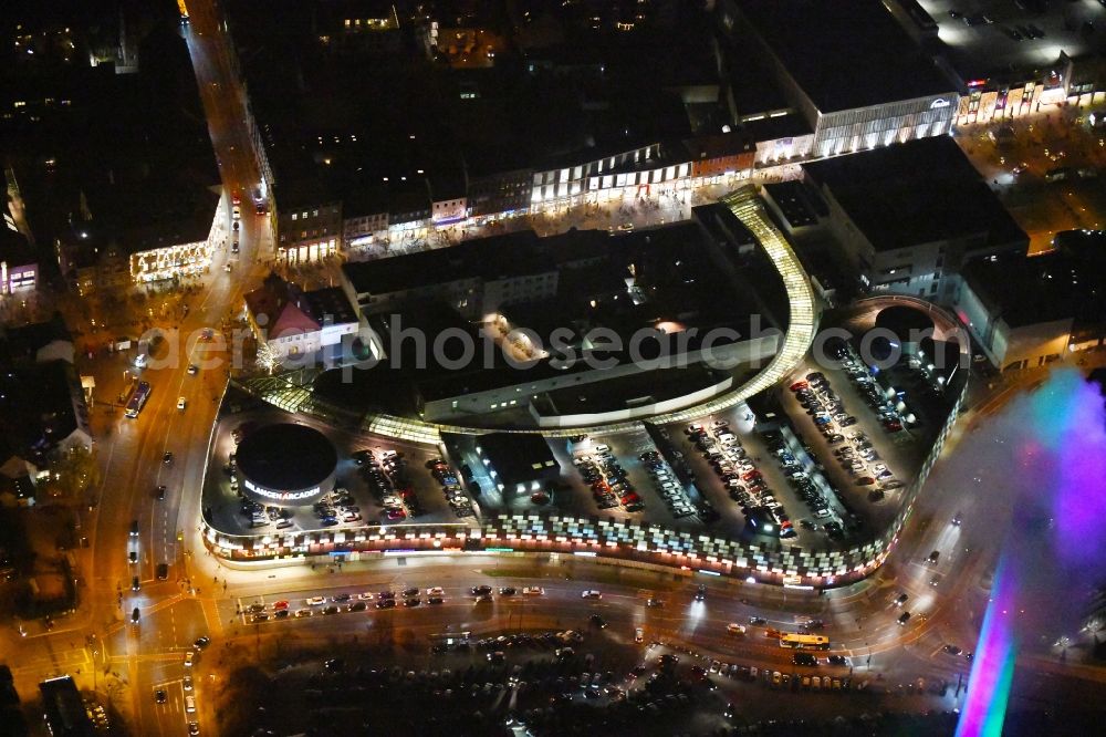 Erlangen at night from the bird perspective: Night lighting Building of the shopping center ERLANGEN ARCADEN in Erlangen in the state Bavaria, Germany