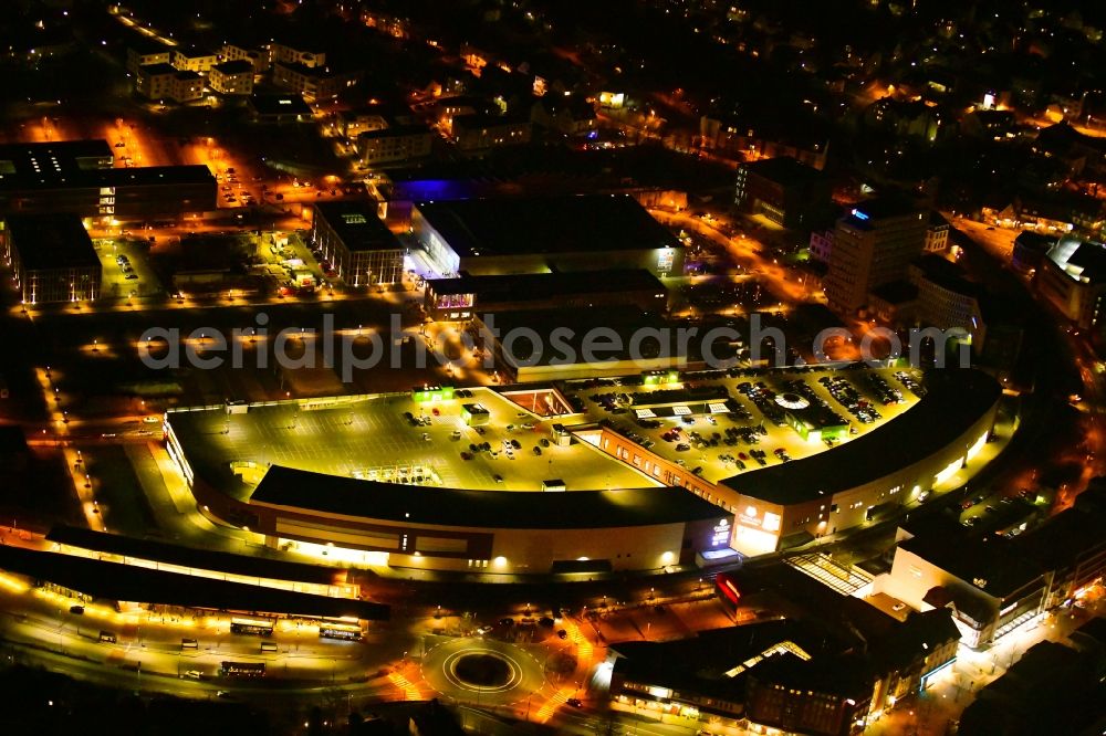 Gummersbach at night from the bird perspective: Night lighting building of the shopping center Forum Gummersbach in Gummersbach in the state North Rhine-Westphalia, Germany