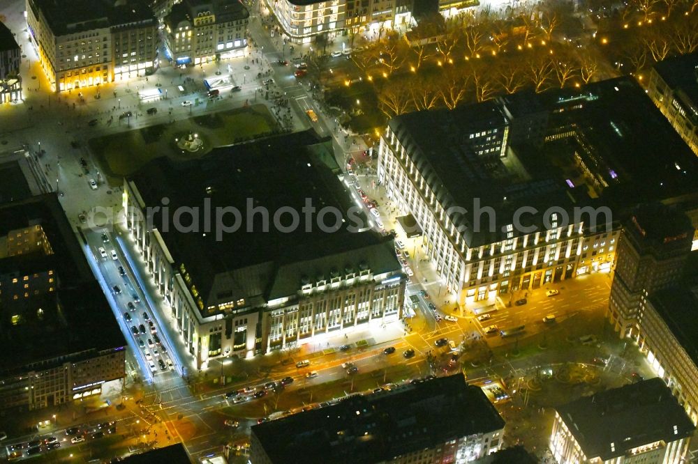 Aerial photograph at night Düsseldorf - Night lighting building of the shopping center Galeria Kaufhof on Koenigsalle in the district Stadtmitte in Duesseldorf in the state North Rhine-Westphalia, Germany