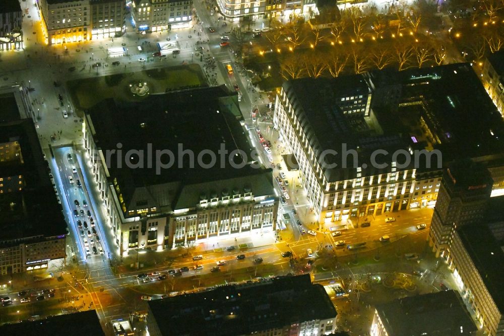 Aerial image at night Düsseldorf - Night lighting building of the shopping center Galeria Kaufhof on Koenigsalle in the district Stadtmitte in Duesseldorf in the state North Rhine-Westphalia, Germany