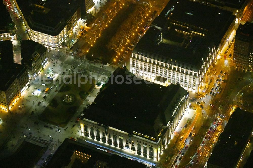 Aerial photograph at night Düsseldorf - Night lighting building of the shopping center Galeria Kaufhof on Koenigsalle in the district Stadtmitte in Duesseldorf in the state North Rhine-Westphalia, Germany