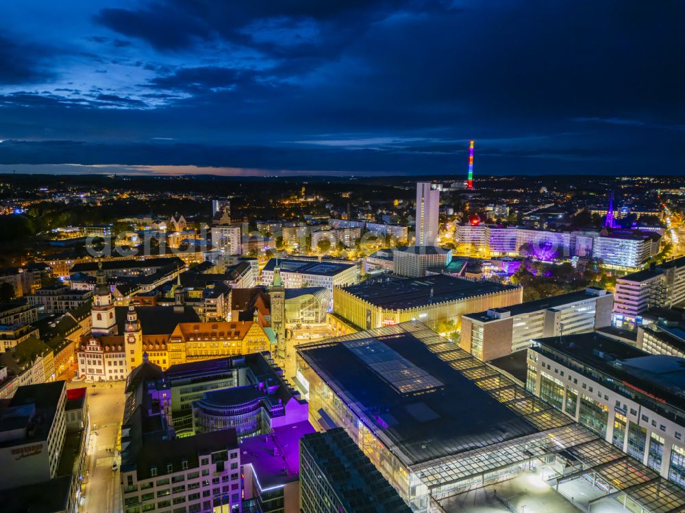 Chemnitz at night from the bird perspective: Night lighting building of the shopping center Galerie Roter Turm in Chemnitz in the state Saxony, Germany