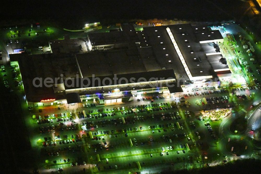 Forchheim at night from the bird perspective: Night lighting Building of the shopping center Globus SB-Warenhaus on Willy-Brandt-Allee in the district Buckenhofen in Forchheim in the state Bavaria, Germany