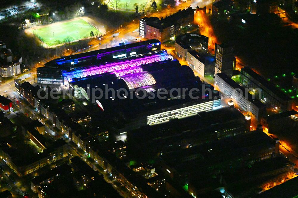 Berlin at night from the bird perspective: Night lighting Building of the shopping center Hallen on Borsigturm on street Am Borsigturm in the district Tegel in Berlin, Germany