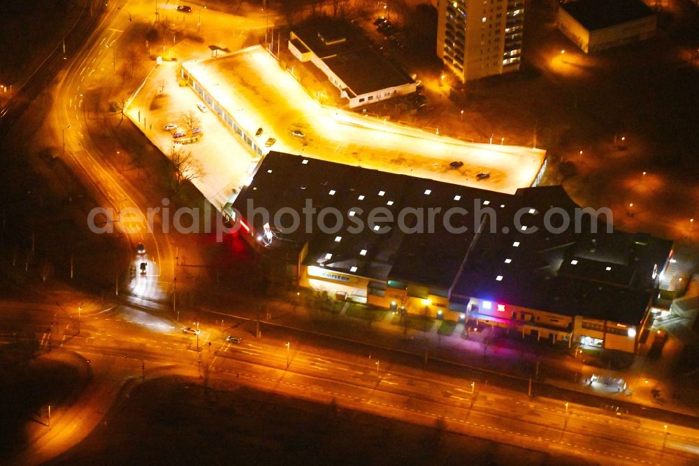 Aerial photograph at night Frankfurt (Oder) - Night lighting Building of the shopping center HEP Hedwigs Einkaufspark Frankfurt (Oder) Am Hedwigsberg in the district Gueldendorf in Frankfurt (Oder) in the state Brandenburg, Germany