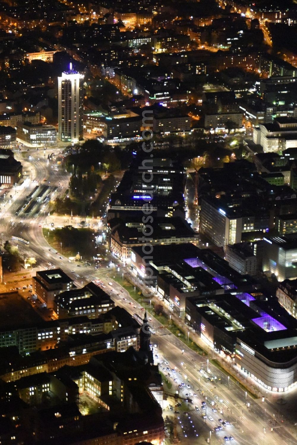 Leipzig at night from the bird perspective: Night lighting Building of the shopping center Hoefe on Bruehl in the district Mitte in Leipzig in the state Saxony, Germany