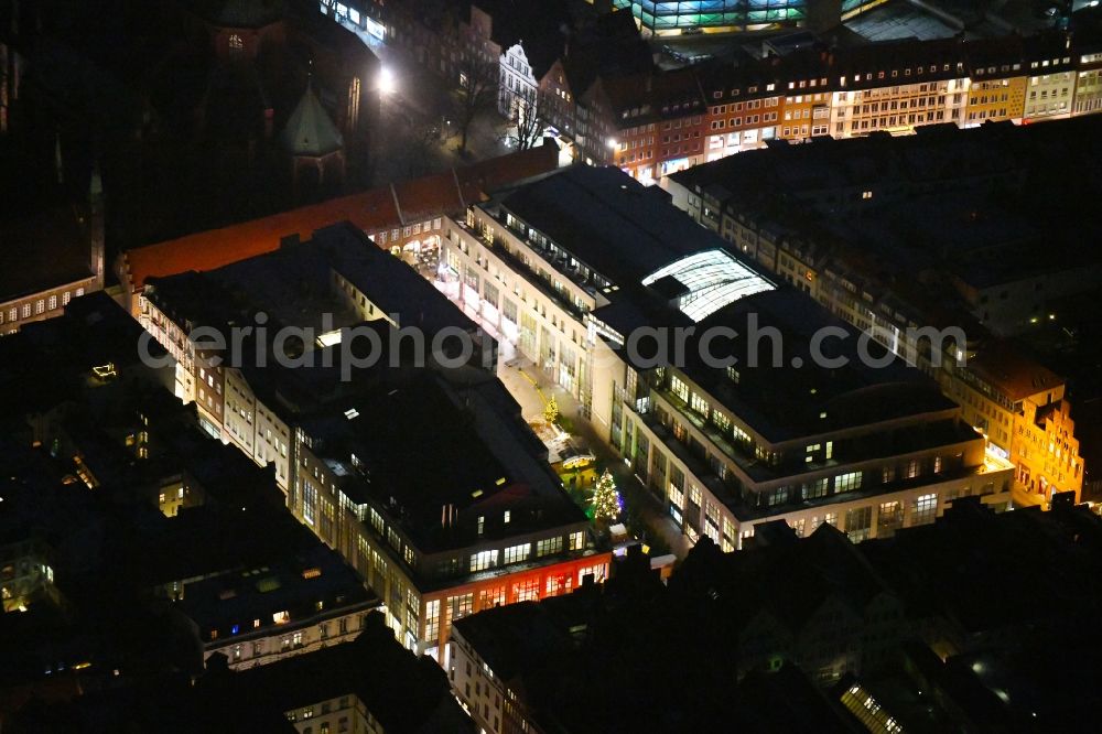 Aerial image at night Lübeck - Night lighting building of the shopping center KARSTADT - Kaufhaus on Koenigsstrasse in the district Innenstadt in Luebeck in the state Schleswig-Holstein, Germany