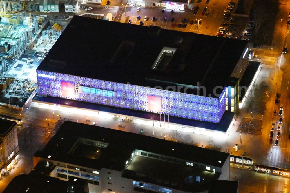 Aerial photograph at night Magdeburg - Night lighting Building of the shopping center Kaufhaus KARSTADT in the district Zentrum in Magdeburg in the state Saxony-Anhalt, Germany