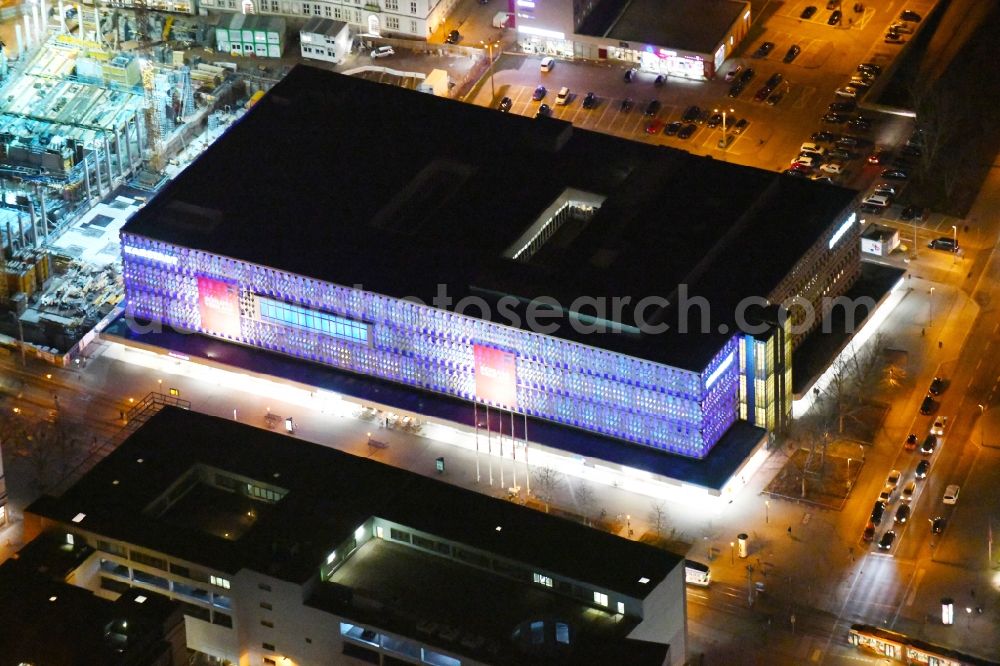 Aerial image at night Magdeburg - Night lighting Building of the shopping center Kaufhaus KARSTADT in the district Zentrum in Magdeburg in the state Saxony-Anhalt, Germany