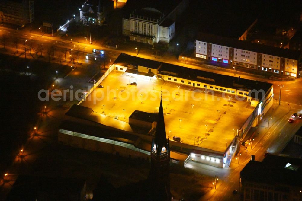 Frankfurt (Oder) at night from above - Night lighting Building of the shopping center Kaufland Frankfurt (Oder) on Heilbronner Strasse in Frankfurt (Oder) in the state Brandenburg, Germany