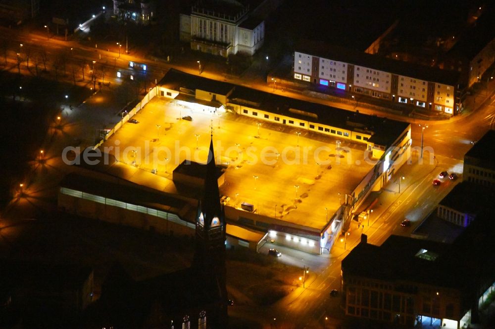 Frankfurt (Oder) at night from the bird perspective: Night lighting Building of the shopping center Kaufland Frankfurt (Oder) on Heilbronner Strasse in Frankfurt (Oder) in the state Brandenburg, Germany