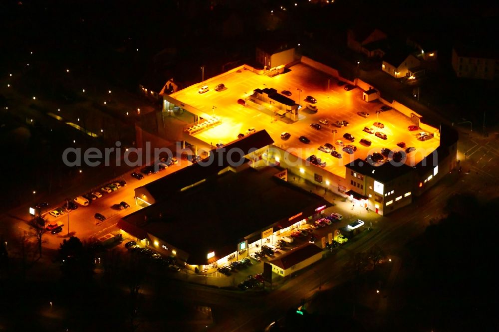 Aerial photograph at night Hohen Neuendorf - Night lighting Building of the shopping center Kaufland on Schoenfliesser Strasse in Hohen Neuendorf in the state Brandenburg, Germany