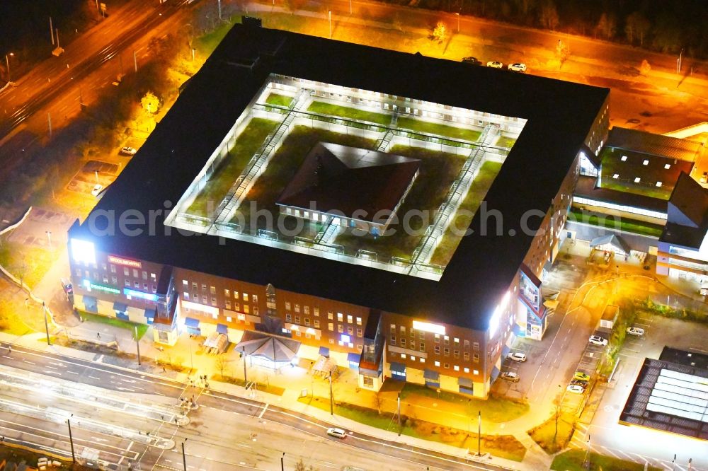 Halle (Saale) at night from the bird perspective: Night lighting Building of the shopping center Kaufland on Suedstadtring in the district Sued in Halle (Saale) in the state Saxony-Anhalt, Germany