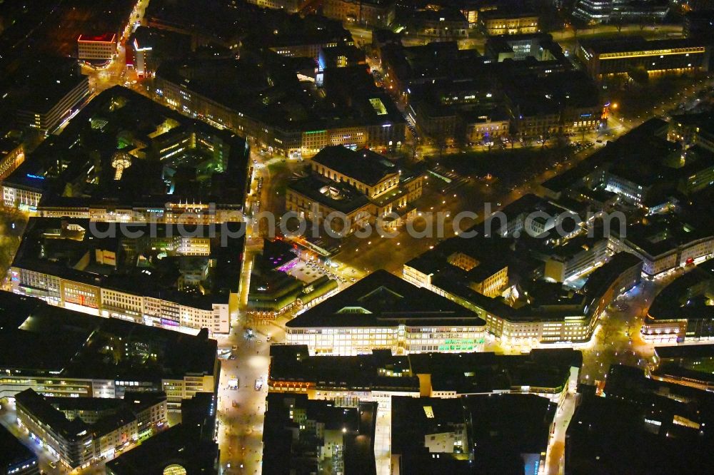 Hannover at night from the bird perspective: Night lighting Building of the shopping center Kroepcke-Center on Karmarschstrasse - Staendehausstrasse - Georgstrasse in Hannover in the state Lower Saxony, Germany